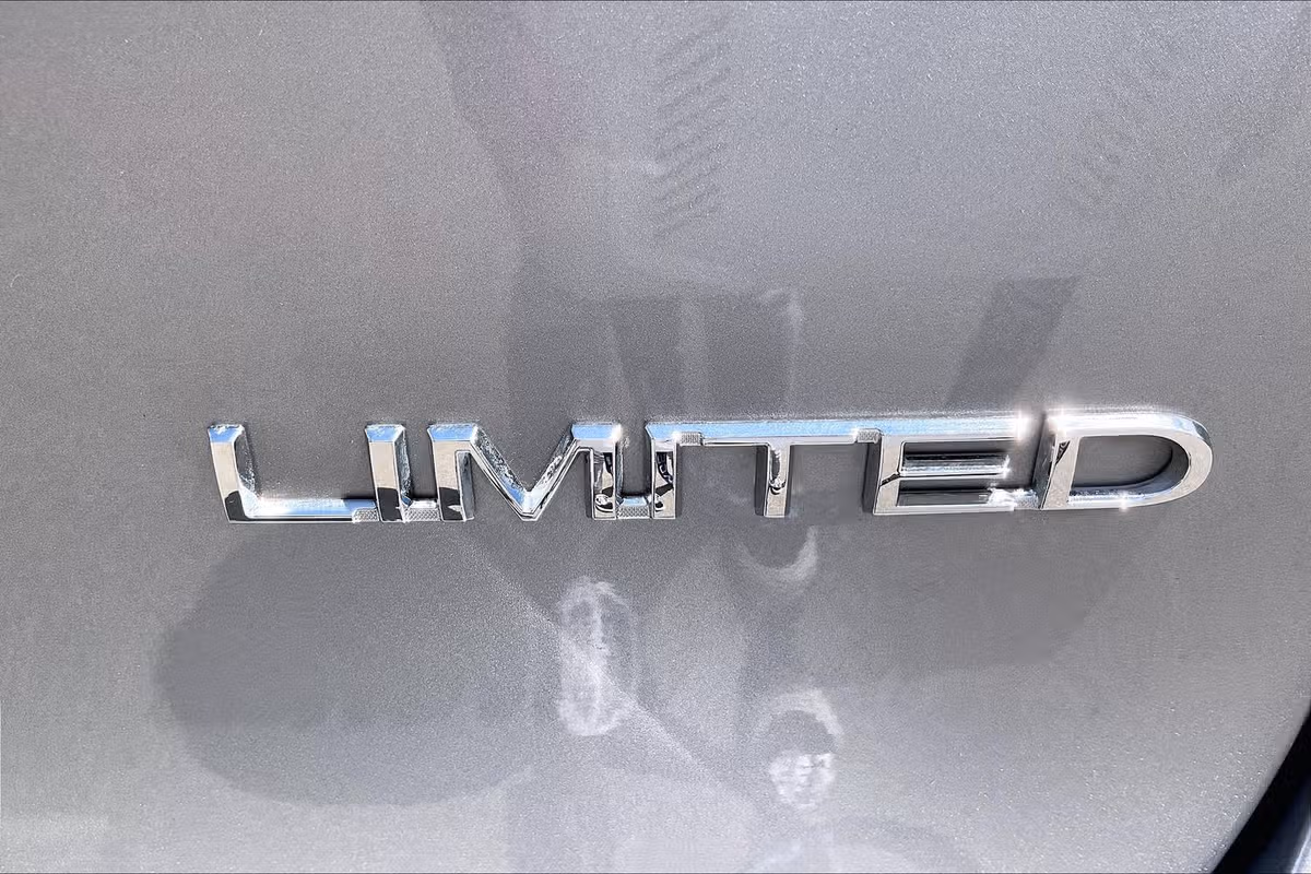 2018 Chrysler Pacifica Limited Passenger Image 7