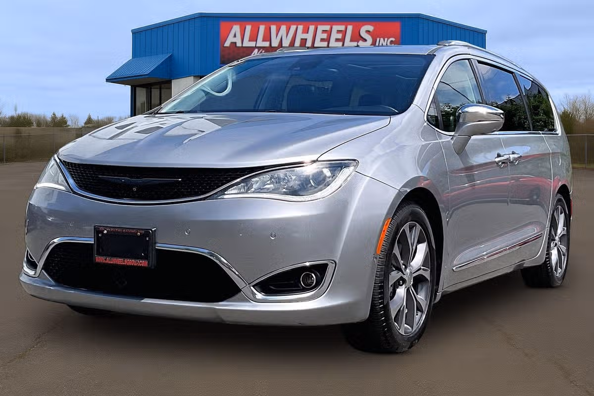2018 Chrysler Pacifica Limited Passenger Image 10