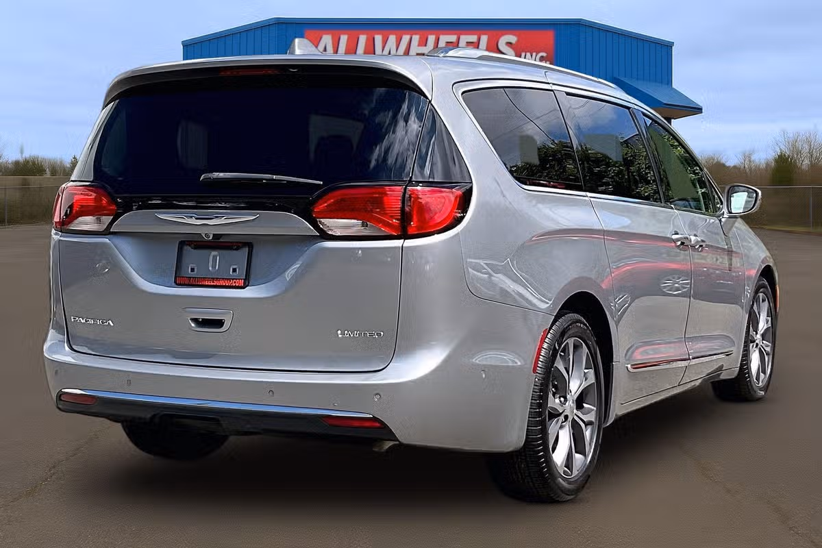 2018 Chrysler Pacifica Limited Passenger Image 11