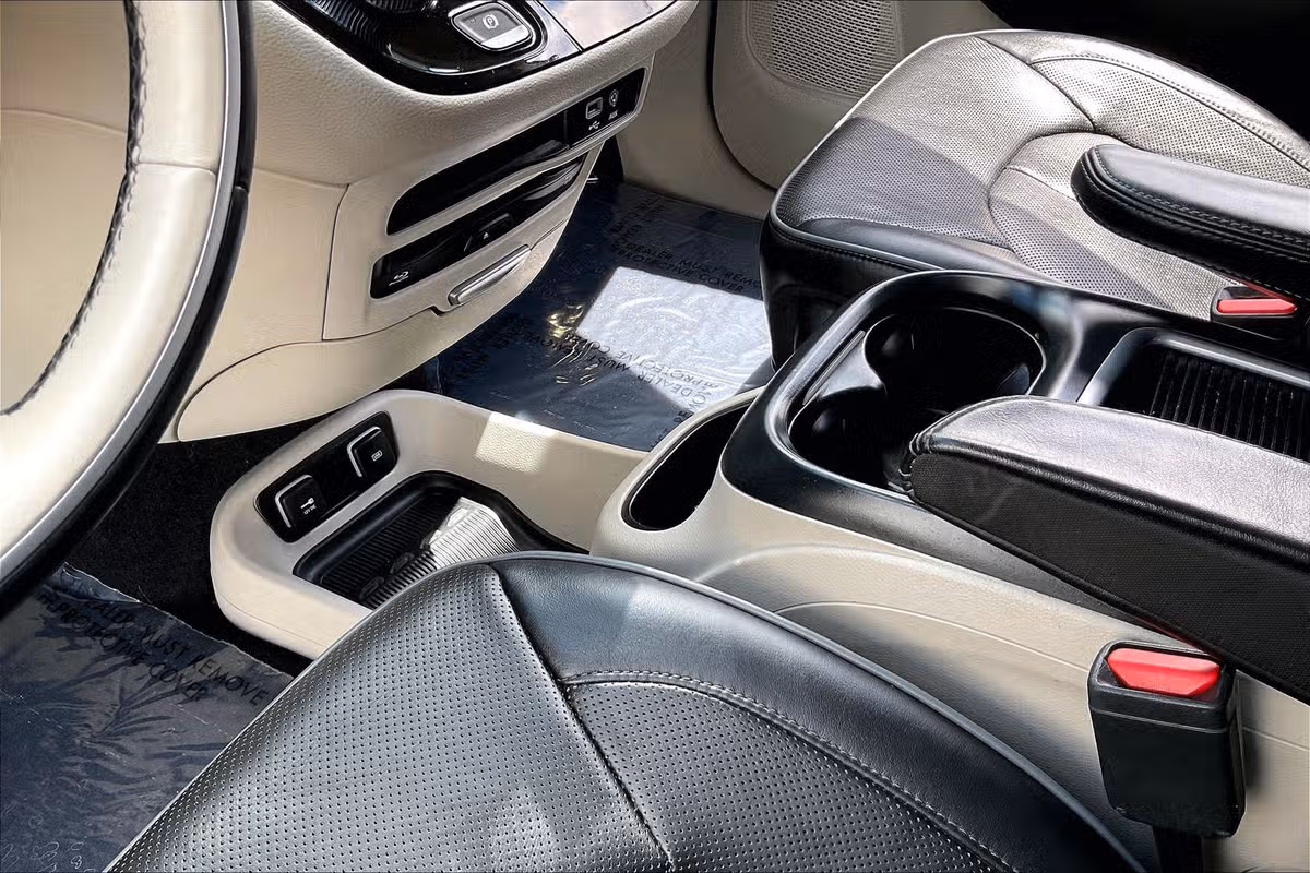 2018 Chrysler Pacifica Limited Passenger Image 13