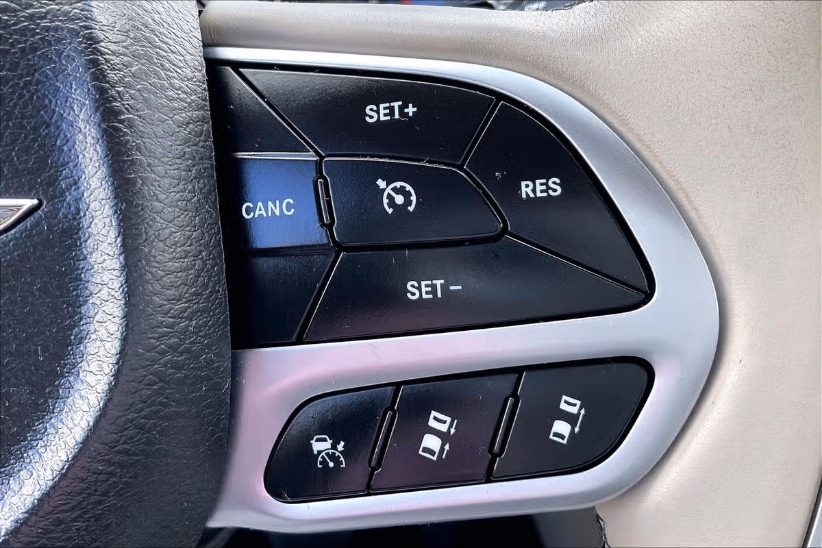 2018 Chrysler Pacifica Limited Passenger Image 17