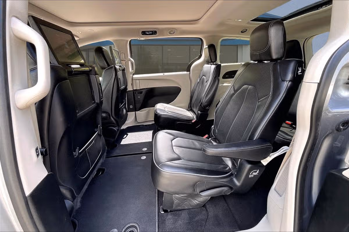 2018 Chrysler Pacifica Limited Passenger Image 24