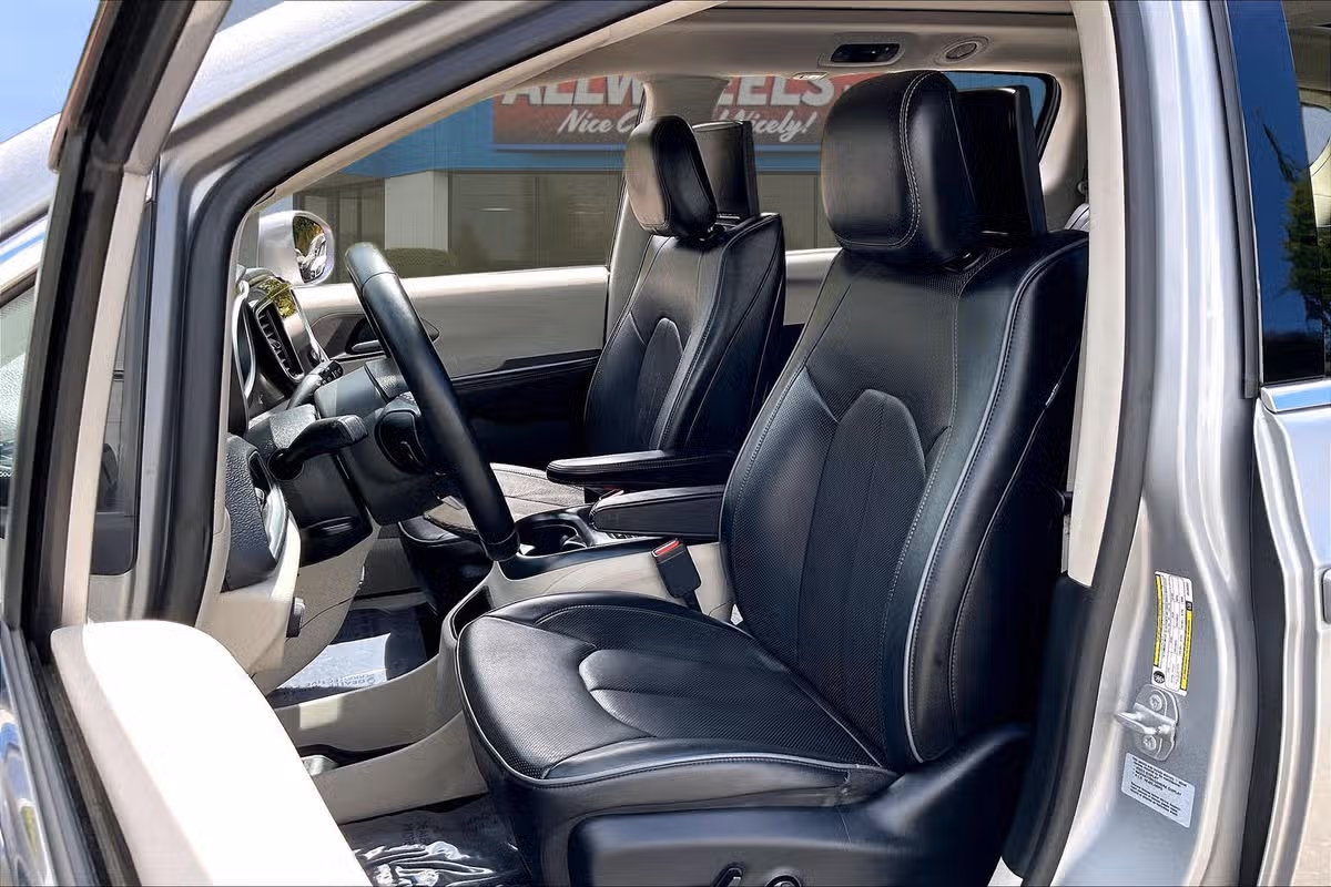 2018 Chrysler Pacifica Limited Passenger Image 23