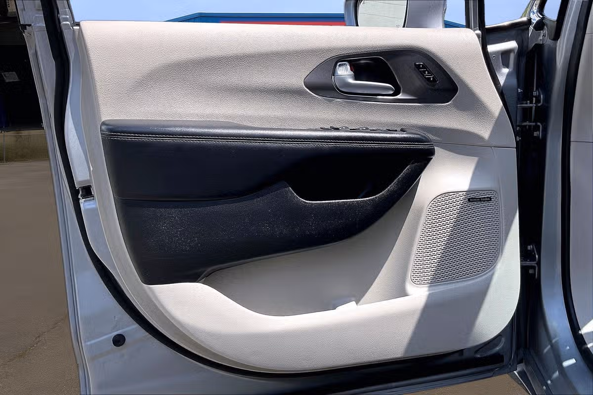 2018 Chrysler Pacifica Limited Passenger Image 21
