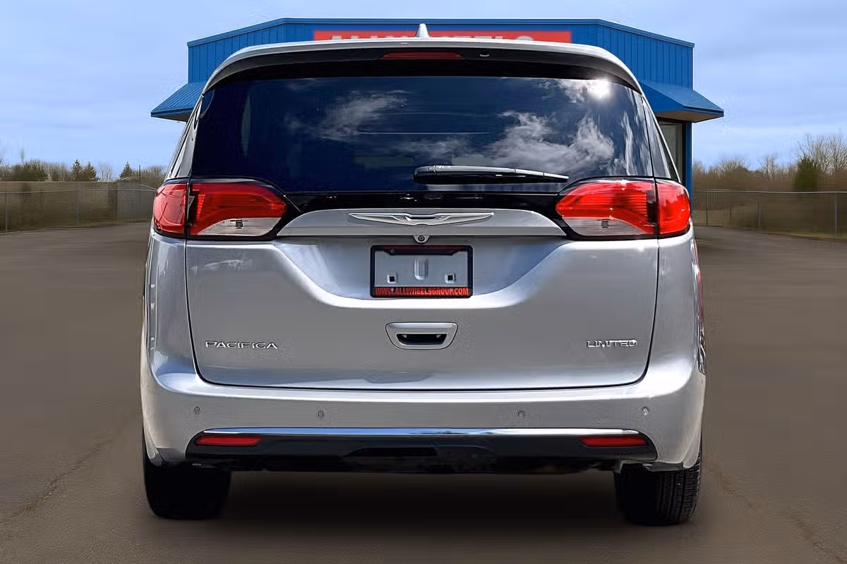 2018 Chrysler Pacifica Limited Passenger Image 3