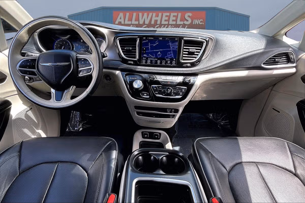 2018 Chrysler Pacifica Limited Passenger Image 14