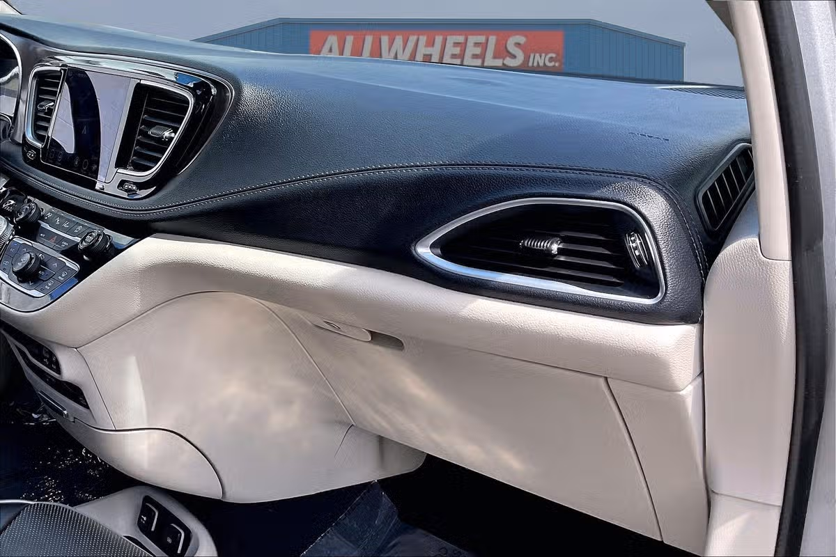 2018 Chrysler Pacifica Limited Passenger Image 15