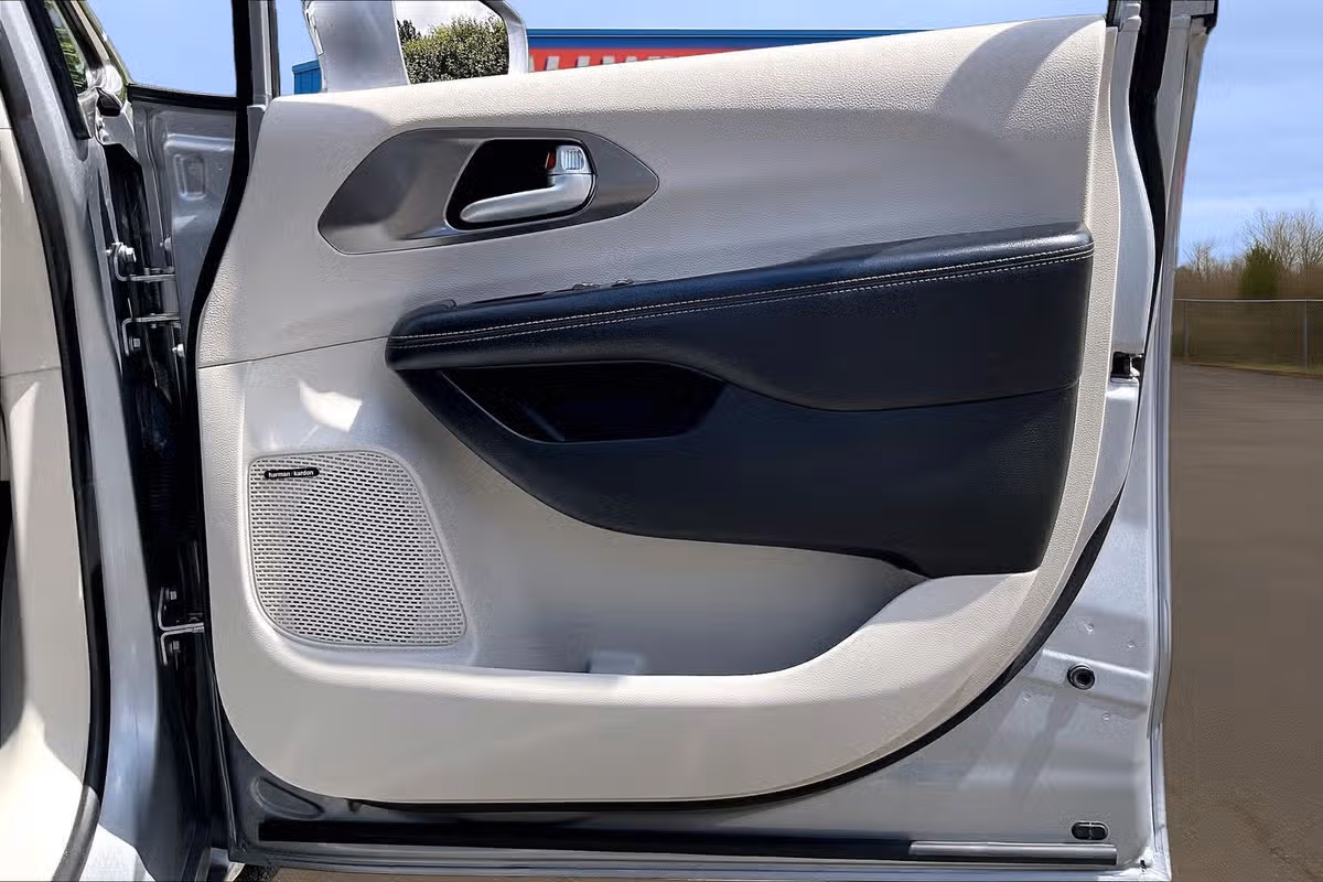 2018 Chrysler Pacifica Limited Passenger Image 22