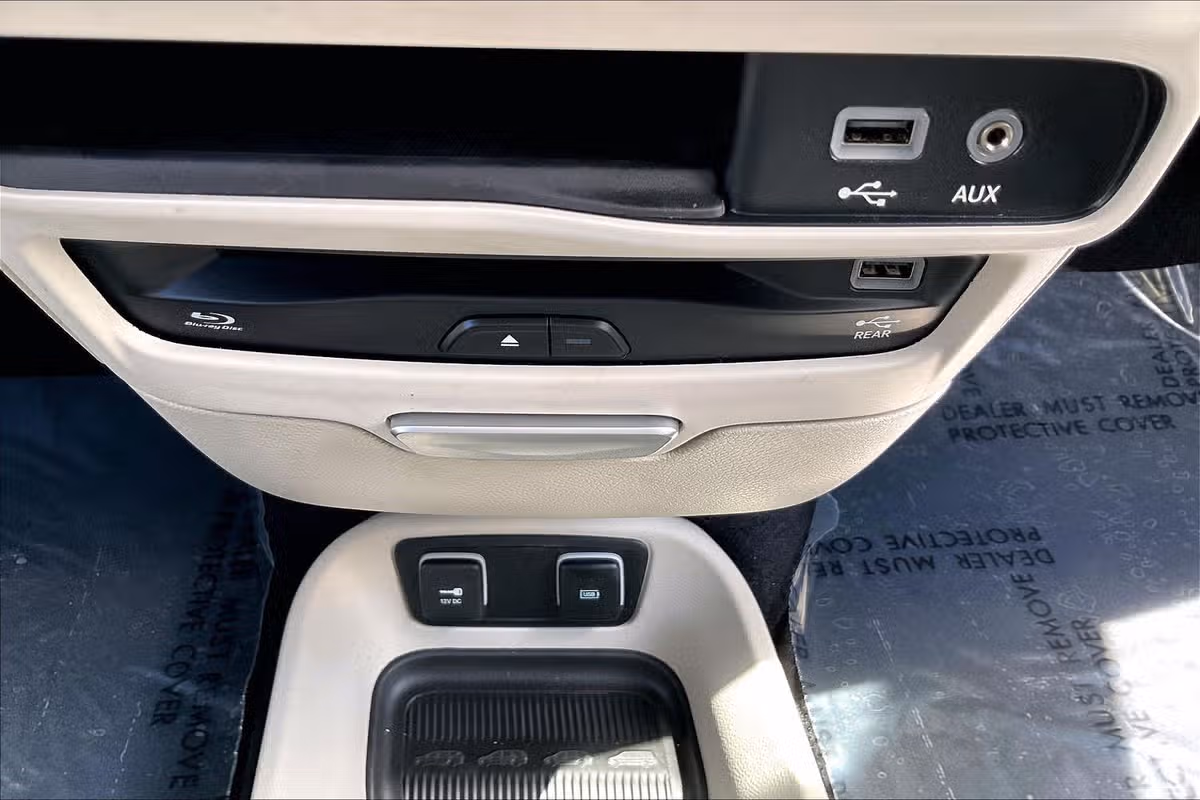 2018 Chrysler Pacifica Limited Passenger Image 31