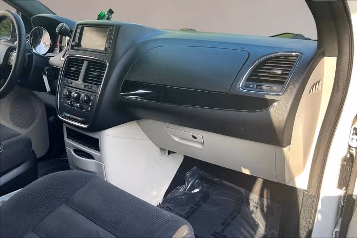 2017 Dodge Grand Caravan SE Plus Passenger Image 17