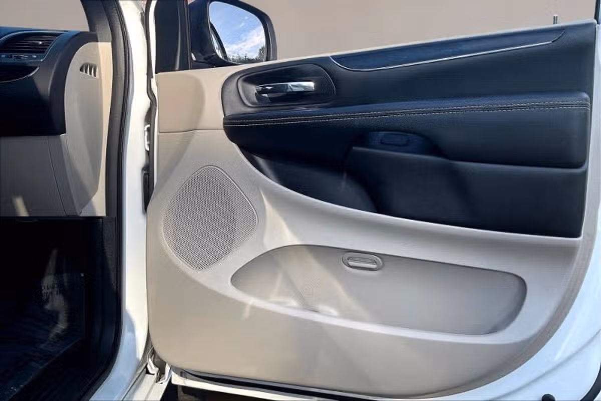 2017 Dodge Grand Caravan SE Plus Passenger Image 24