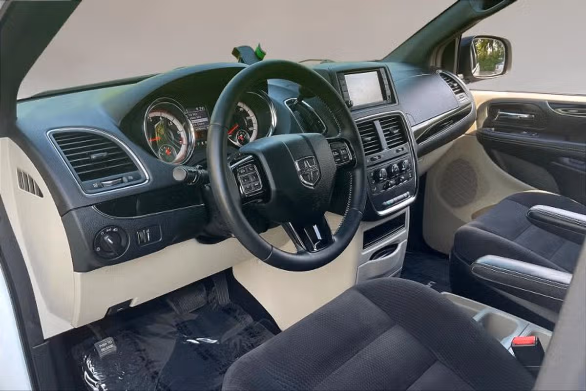 2017 Dodge Grand Caravan SE Plus Passenger Image 14