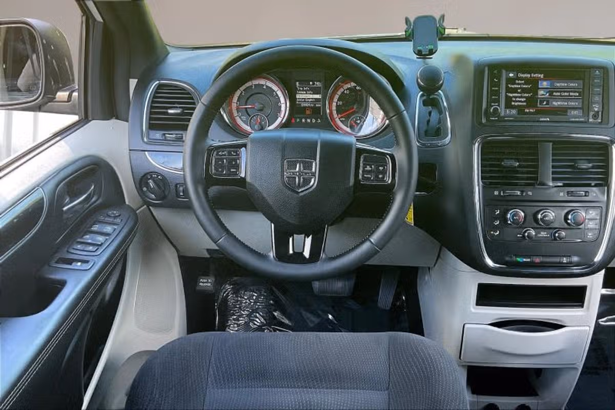 2017 Dodge Grand Caravan SE Plus Passenger Image 5