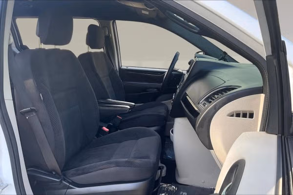 2017 Dodge Grand Caravan SE Plus Passenger Image 7