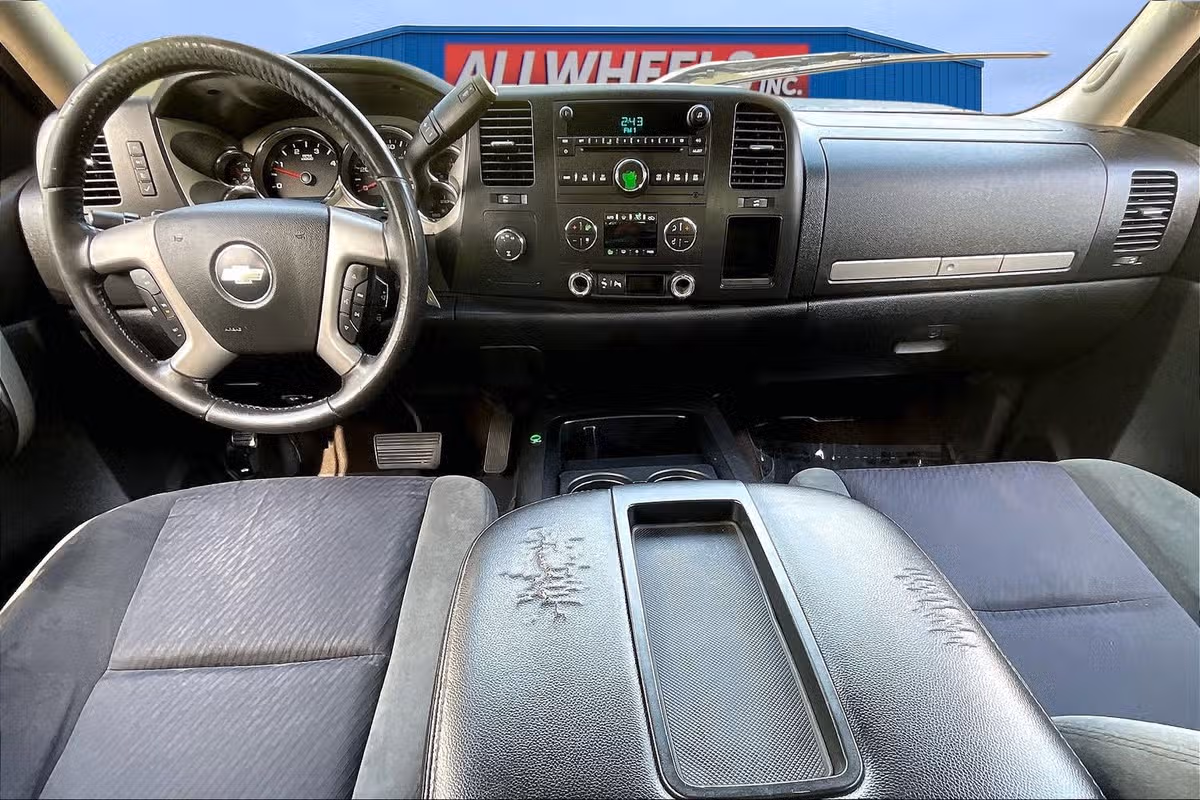 2007 Chevrolet Silverado 2500HD LT Pickup 4D 6 1/2 ft Image 14