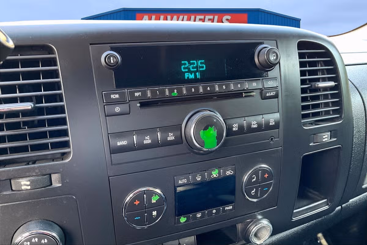 2007 Chevrolet Silverado 2500HD LT Pickup 4D 6 1/2 ft Image 6