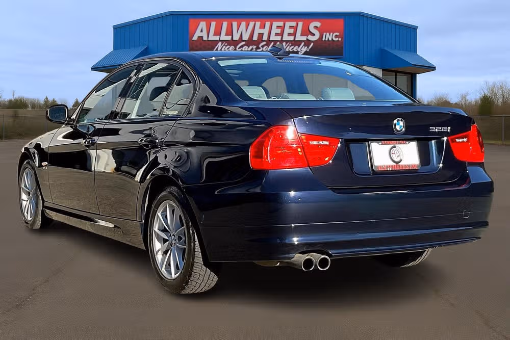 2010 BMW 3 Series 328i xDrive Image 2
