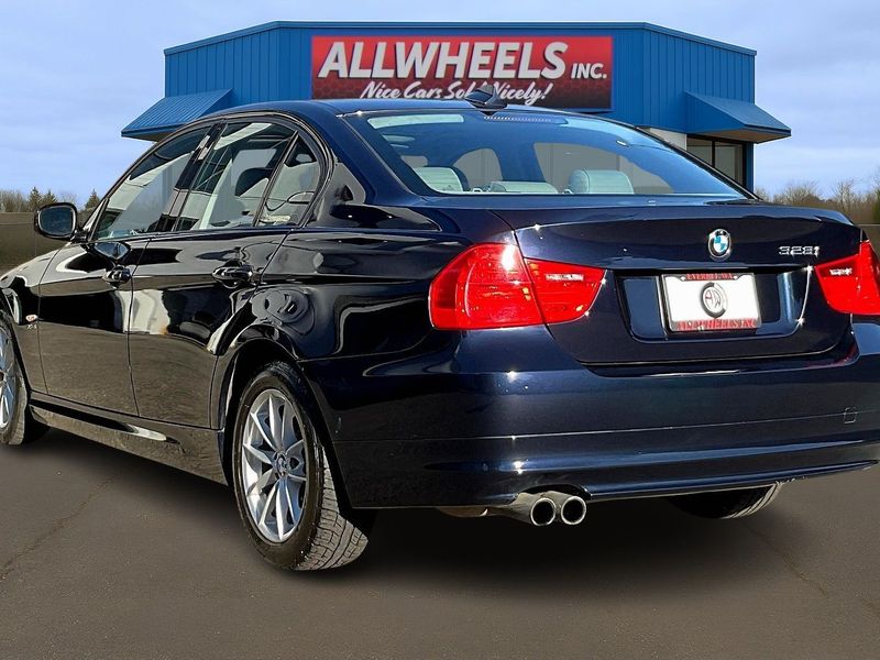 2010 BMW 3 Series 328i xDrive Upper Image 2