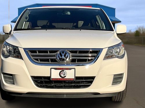 2011 Volkswagen Routan SE Minivan 4D Passenger Lower Image 1