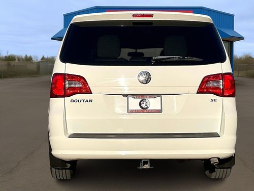 2011 Volkswagen Routan SE Minivan 4D Passenger Lower Image 2