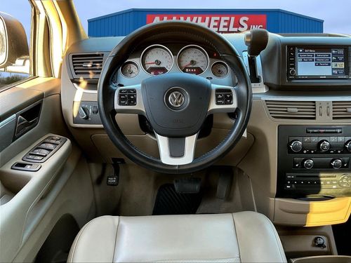 2011 Volkswagen Routan SE Minivan 4D Passenger Lower Image 3