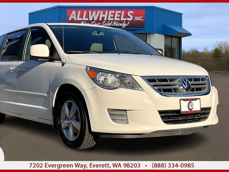 2011 Volkswagen Routan SE Minivan 4D Passenger Upper Image 1
