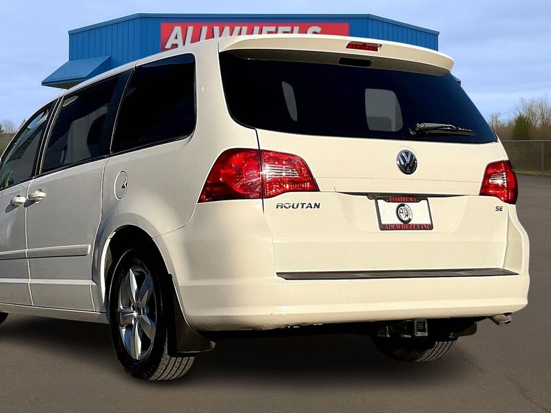2011 Volkswagen Routan SE Minivan 4D Passenger Upper Image 2