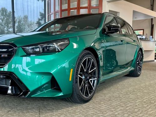 2025 BMW M5 Touring Lower Image 1