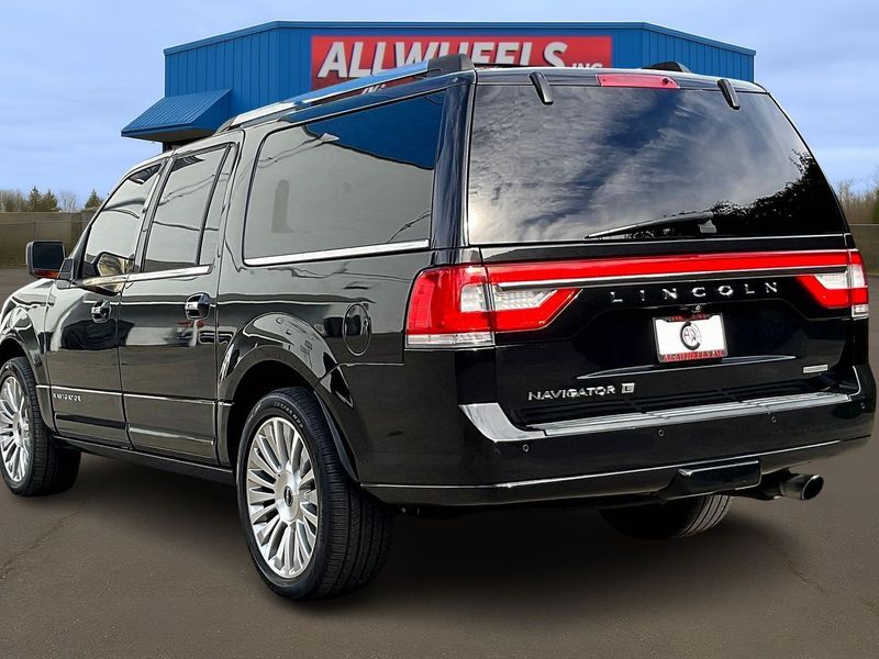 2015 Lincoln Navigator L Base Upper Image 2