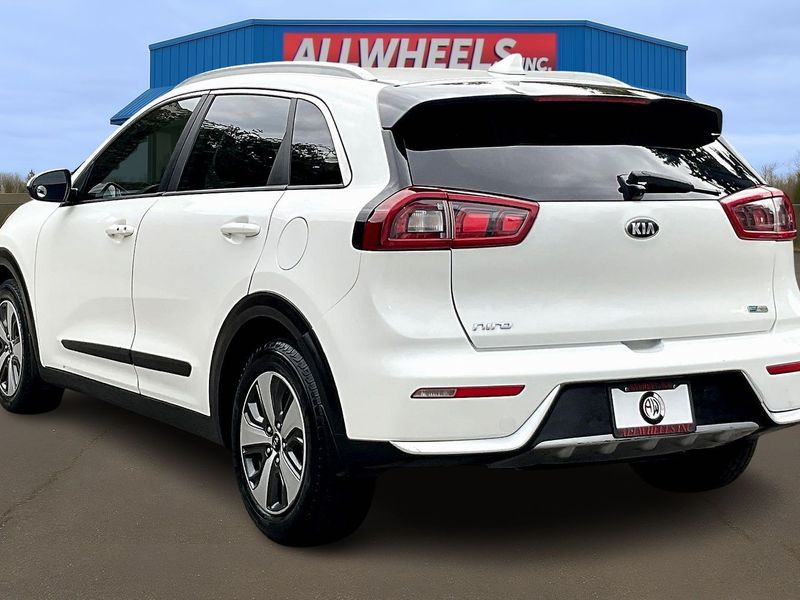 2017 Kia Niro LX Upper Image 2