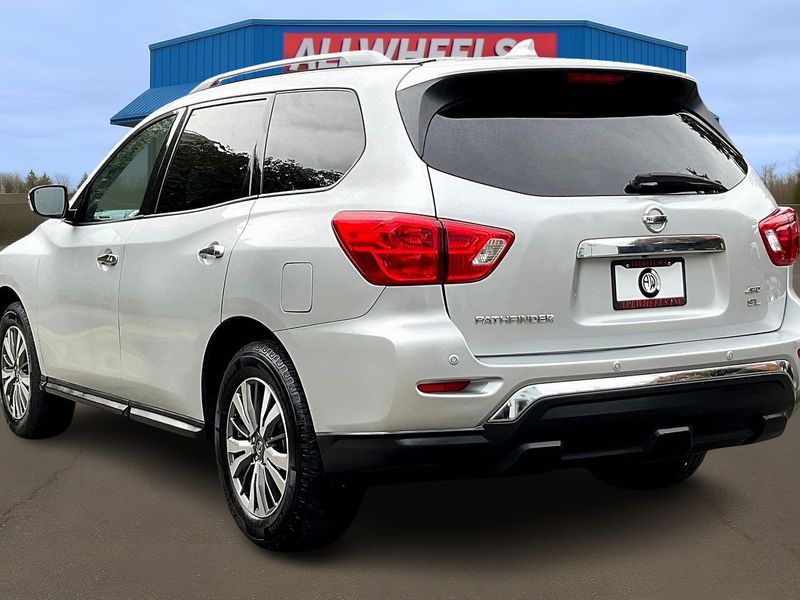 2020 Nissan Pathfinder SL photo 2