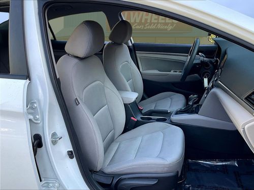 2017 Hyundai ELANTRA SE Lower Image 3