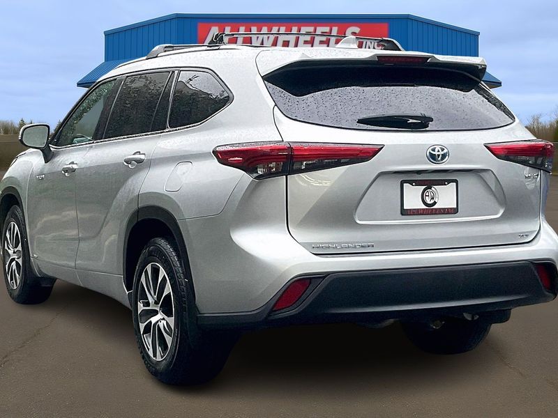 2021 Toyota Highlander Hybrid XLE Upper Image 2