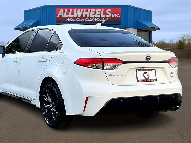 2025 Toyota Corolla Hybrid SE Upper Image 2