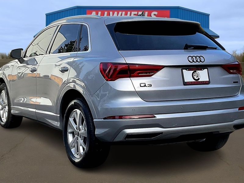 2024 Audi Q3 quattro Premium 40 TFSI Upper Image 2