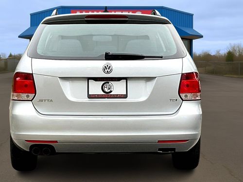 2011 Volkswagen Jetta SportWagen TDI Lower Image 2