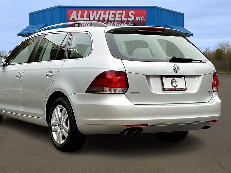 2011 Volkswagen Jetta SportWagen TDI photo 2