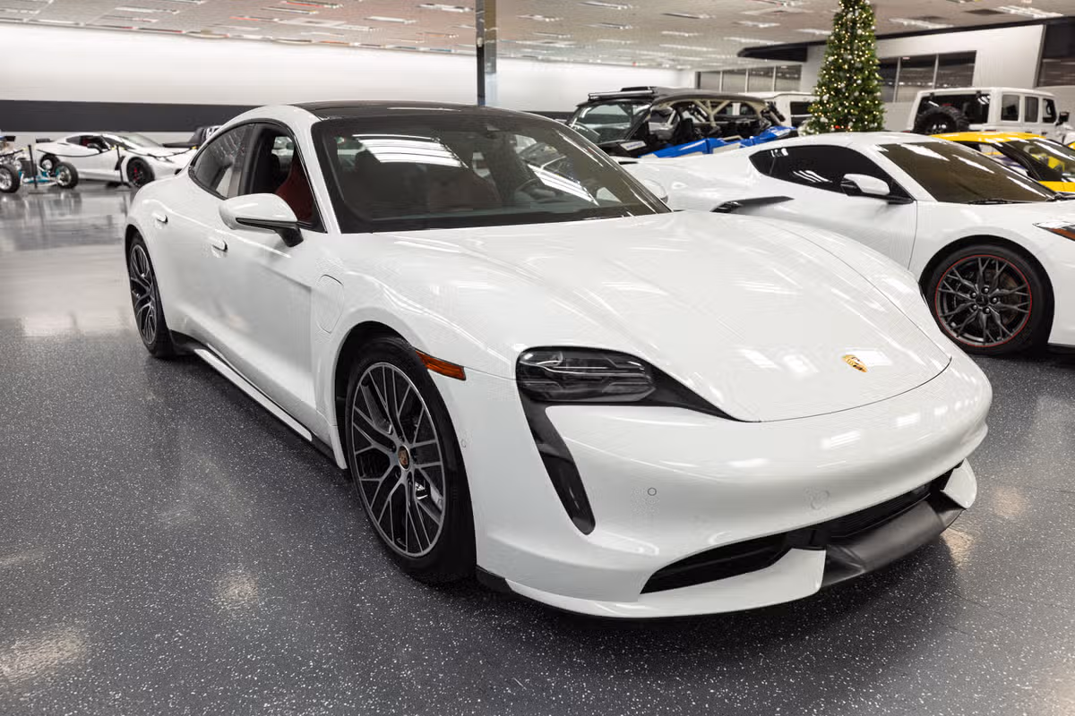 2020 Porsche Taycan Turbo Image 3