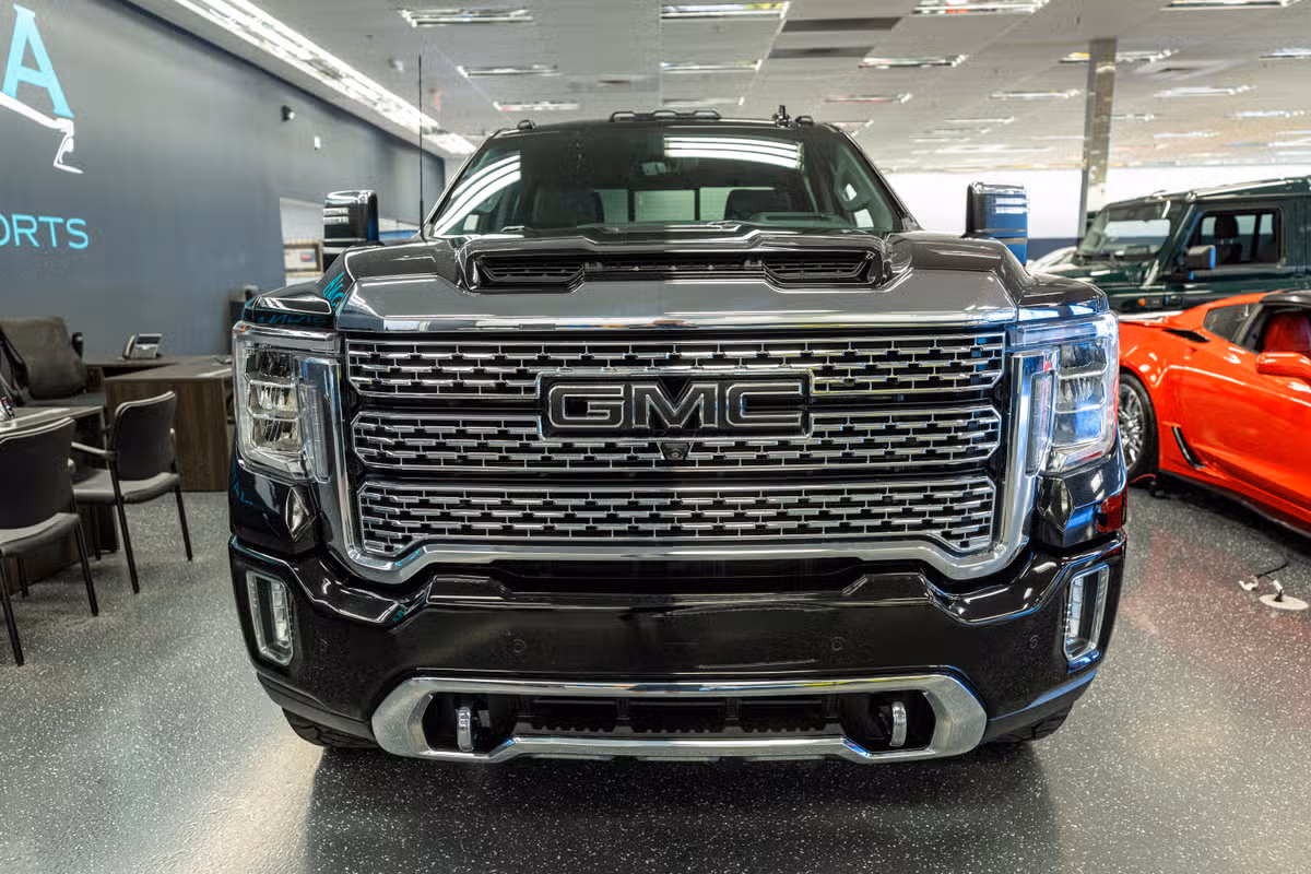 2022 GMC Sierra 3500HD DENALI PICKUP 4D 6 1/2 FT Crew Cab Image 2