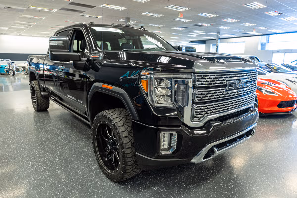 2022 GMC Sierra 3500HD DENALI PICKUP 4D 6 1/2 FT Crew Cab Image 3