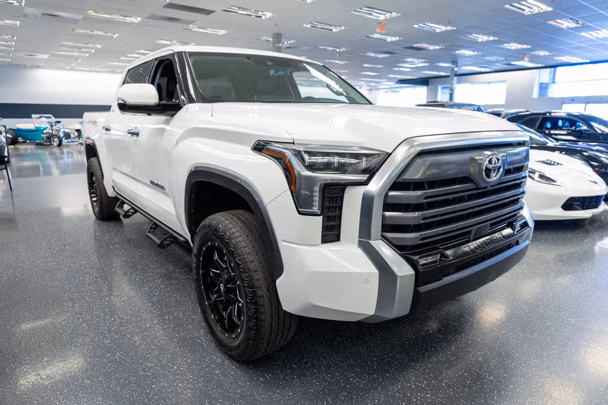 2023 Toyota Tundra Limited CrewMax Image 3