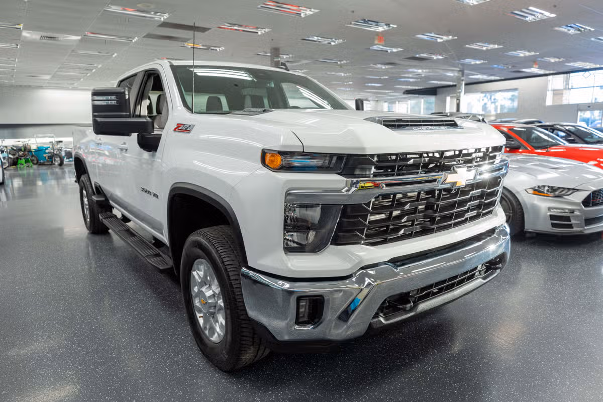 2024 Chevrolet Silverado 3500HD LT Crew Cab Image 3