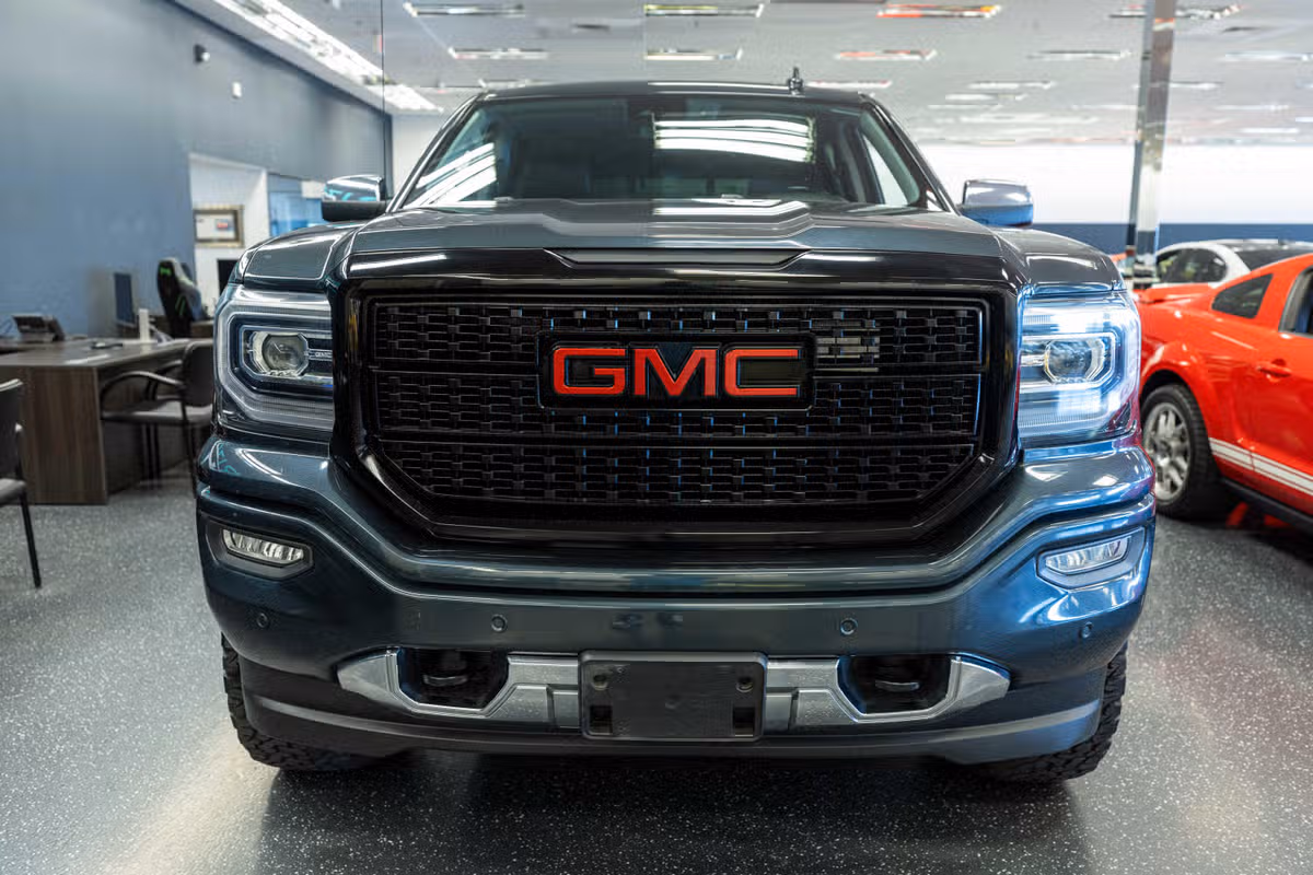 2018 GMC Sierra 1500 Denali Crew Cab Image 2