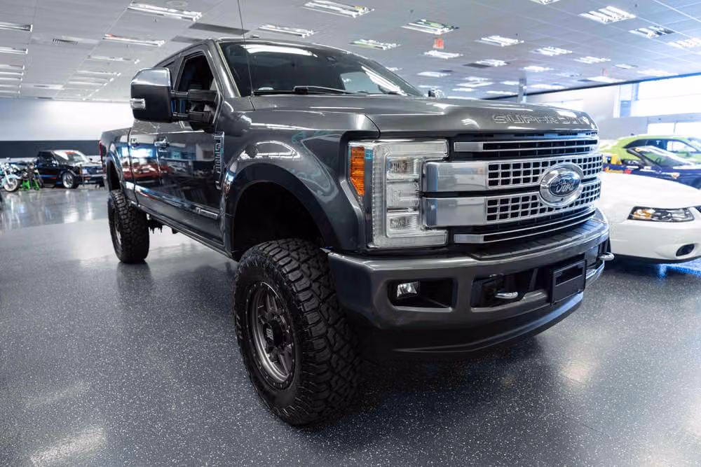 2017 Ford F-350 Super Duty Platinum Crew Cab Image 3
