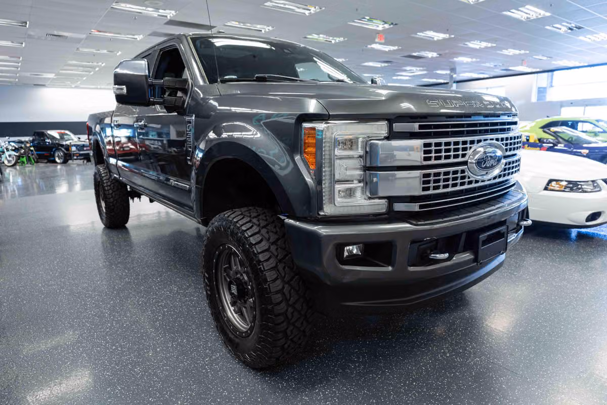 2017 Ford F-350 Super Duty Platinum Crew Cab Image 3