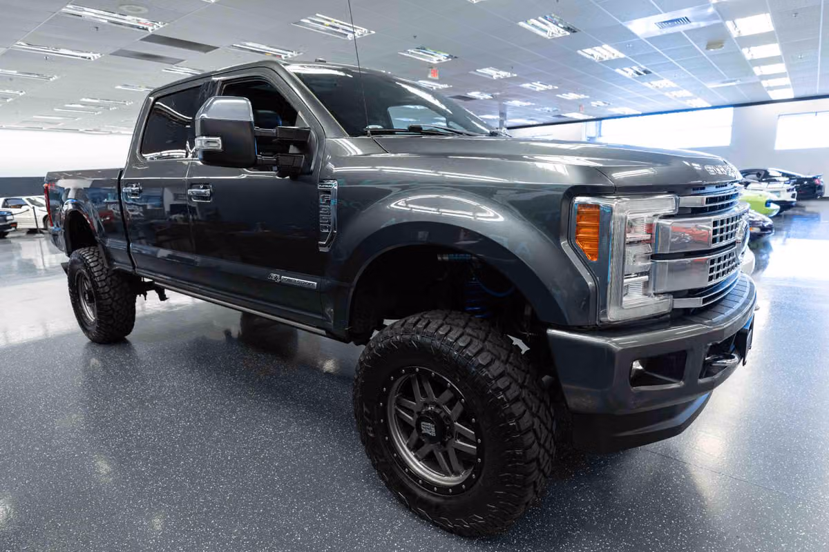 2017 Ford F-350 Super Duty Platinum Crew Cab Image 4