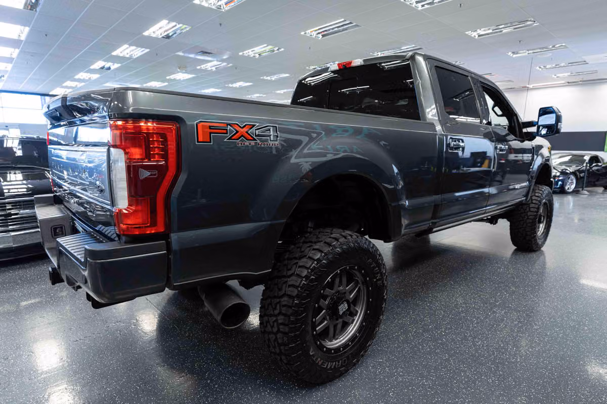 2017 Ford F-350 Super Duty Platinum Crew Cab Image 5
