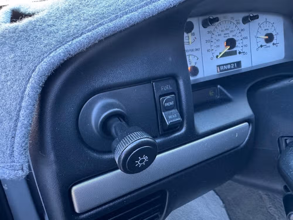 1993 Ford F-150 SVT Lightning Base Regular Cab Image 27