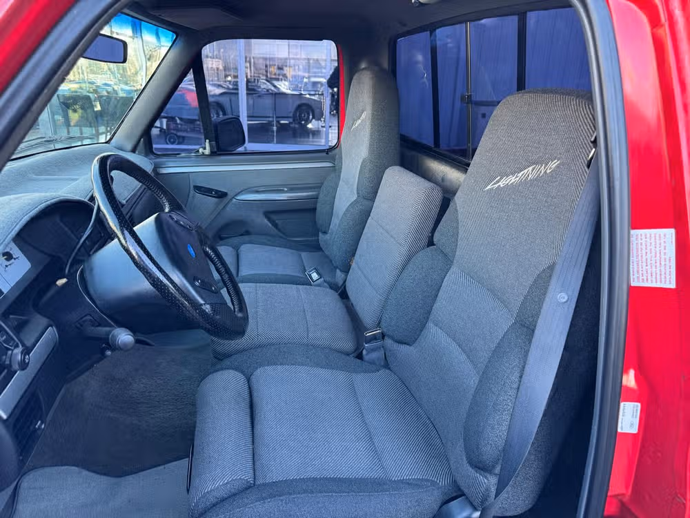 1993 Ford F-150 SVT Lightning Base Regular Cab Image 25