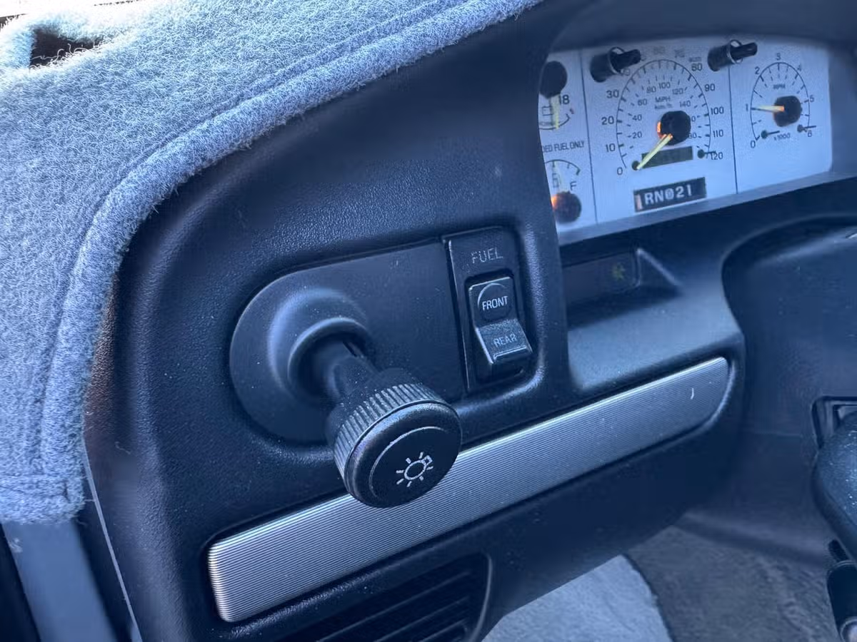 1993 Ford F-150 SVT Lightning Base Regular Cab Image 27